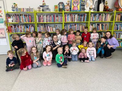 Pierwsza wizyta Grupy Delfinków z Jedyneczki  w bibliotece